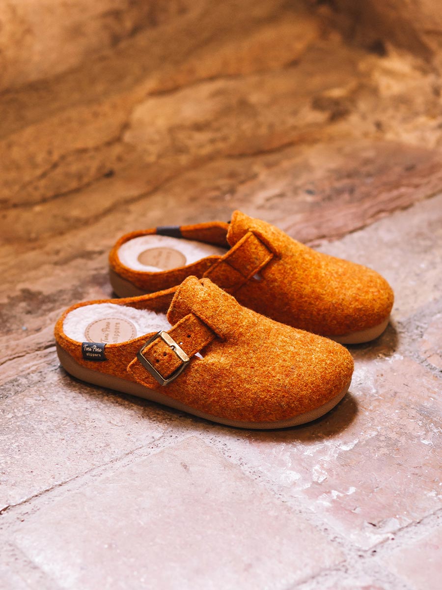 Women's clog-style slipper with buckle | MIMA-FP