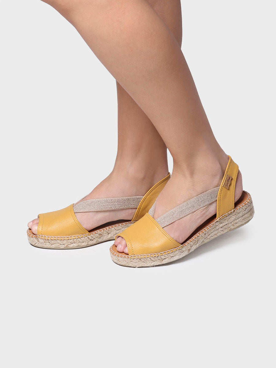 Flat leather sandal with elastics - ETNA-OCRE