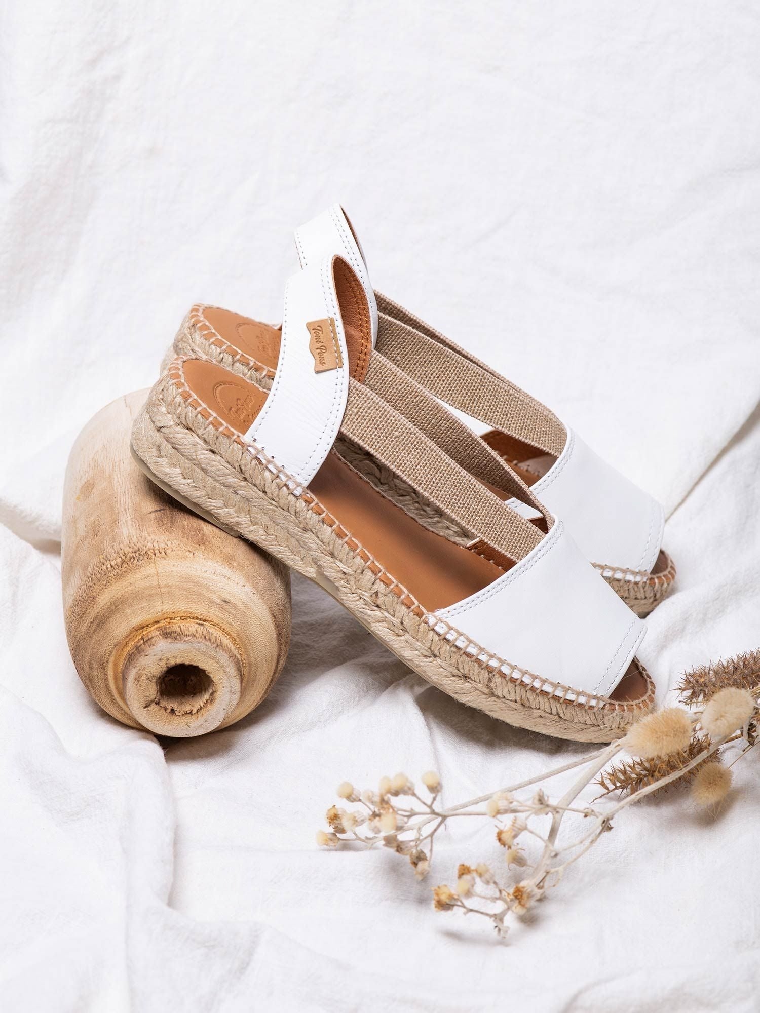 Flat leather sandal with elastics - ETNA