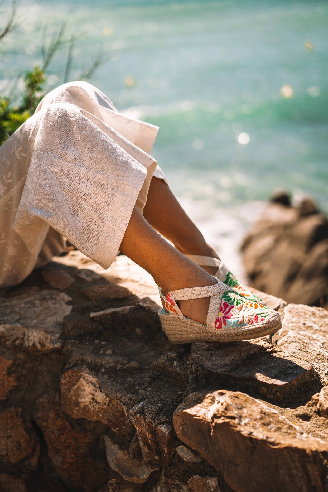 Women's wedge espadrille with multicolored embroidery | MONTJOI