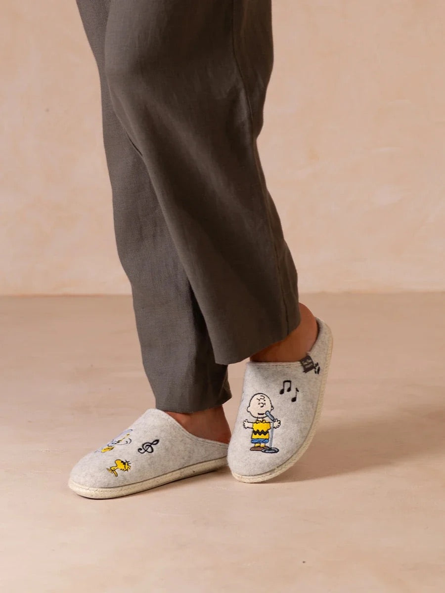 Snoopy women's felt clog-style slippers | SNOOPY