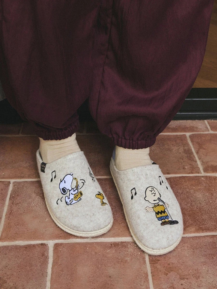 Snoopy women's felt clog-style slippers | SNOOPY
